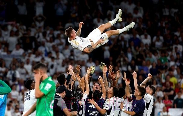 弗洛伦蒂诺祝贺克罗斯获勋:皇马全球价值观典范 弗洛伦蒂诺祝贺克罗斯获勋:皇马全球价值观典范